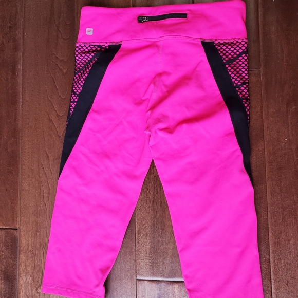 Fabletics Hot Pink Yoga crop pants and black Sports Bra - Picture 2 of 7
